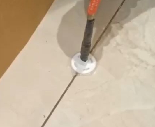 白城瓷砖空鼓维修公司专业解答瓷砖在铺贴过程中，如果没有涂抹均匀到位的粘结材料（如水泥砂浆或瓷砖胶），可能会导致以下问题