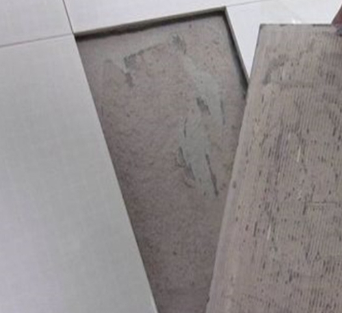 白城瓷砖空鼓维修公司分享瓷砖铺贴时如果打浆（即涂抹在瓷砖背面和基层上的砂浆或瓷砖胶）过少，会带来以下问题